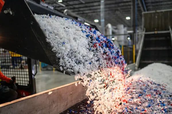 Industrial spinning machines converting organic cotton fibers into uniform yarn