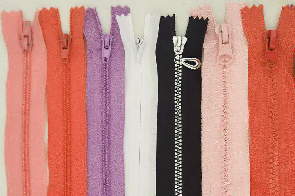 Closure hardware cost component for custom tote bags