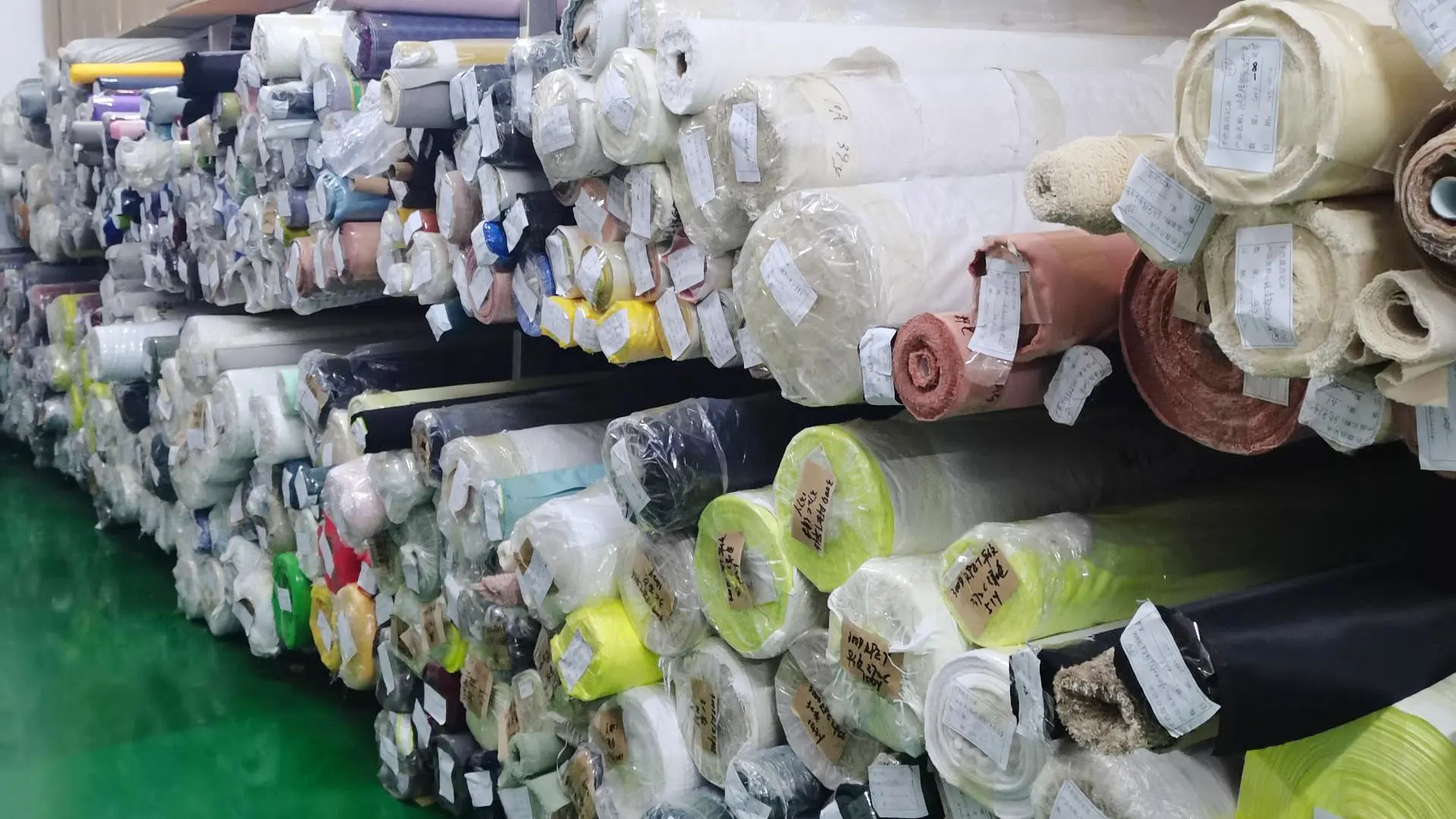 Material support for custom tote bag closure